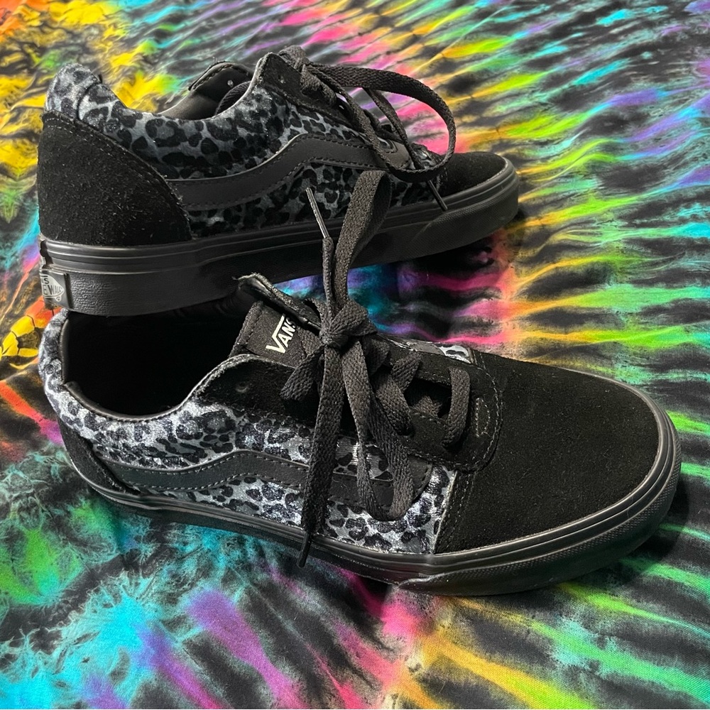 Velvet Leopard print Vans women’s size 7
